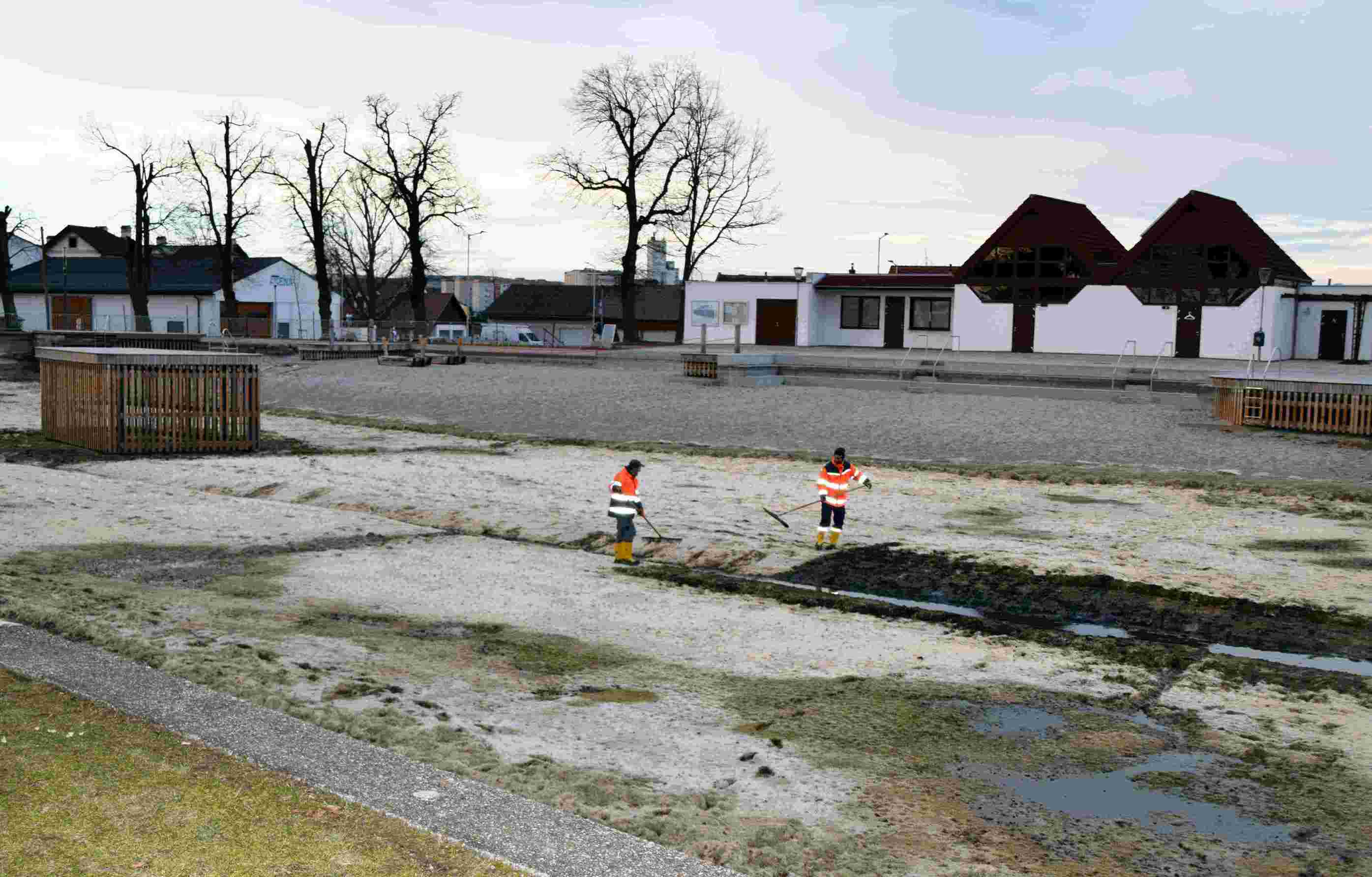 Mitarbeiter vom Wirtschaftshof bei den Arbeiten vom Stadtsee